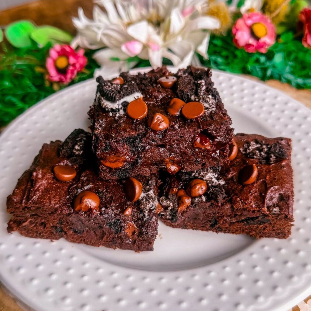 healthy gluten free dairy free fudgy cookies and cream brownies